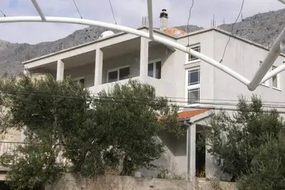 Image de Appartement de quatre chambres avec le balcon et la vue sur le mer Duce, Omis (A-21876-a)