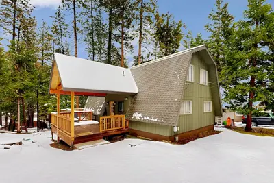 Image de Dog-friendly wilderness retreat with pool, grill, circular fireplace, & W/D