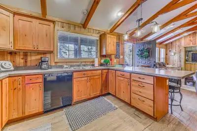 Image de Ruidoso Cabin: Private Hot Tub & Woodsy Deck