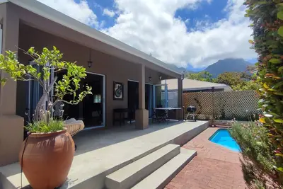 Image de Modern family friendly home with splash pool, safe and very convenient location