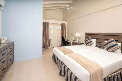 Image de Look No Further! Outdoor Pool, Free Parking, Steps Away from Dover Beach!