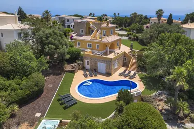 Image de Villa Vale Verde, villa avec piscine privée à proximité des plages et du club de tennis.