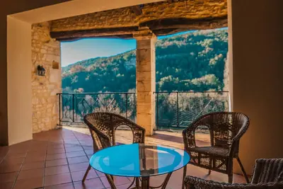 Image de * Bâtisse en pierres pour 10 personnes en bord de rivière avec piscine *