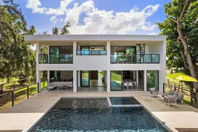 Image de Salty Villa | Modern Beachfront Oasis