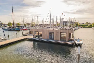Image de Houseboat: \"De Albatros\" with tender
