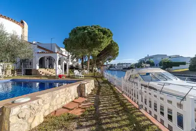 Image de Maison 4 chambres avec piscine et amarre