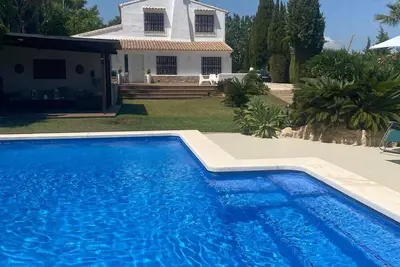 Image de Villa familiale chaleureuse de style bohème avec piscine privée et grand jardin