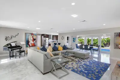 Tranquil 3 Bed 2 Bath Pool Home Mins to the Beach