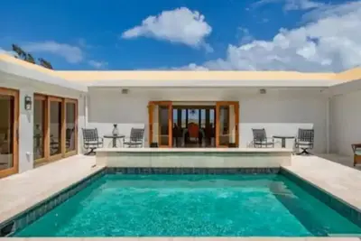 Luxurious Villa Upstairs Level with Pool