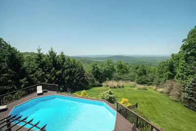 Image de Hudson Valley Retreat | Hot Tub, Pool & Gym