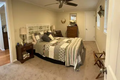 Image de Peace and Pinecones Cottage by Buffalo Mountain Getaway