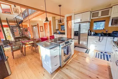 Image de Unique Riverside Chalet with 1 Acre of Forest