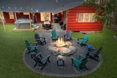 Hot Tub, Game Room, Near Su, sleeps 10