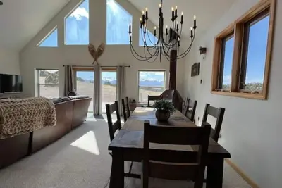 Image de Alpenglow Retreat with Breathtaking Mountain Views