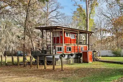 Image de Shipwreck with Upper Deck, Lake View & Canoes! Caddo Shores Cabins, Uncertain, Texas.