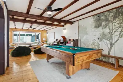 Home with View of Mount Snow! ! Indoor-pool, spa, sauna Gym & more Sleeps 23+
