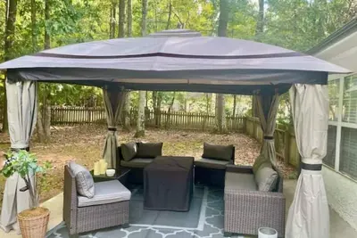 Image de Outdoor Getaway with pool table