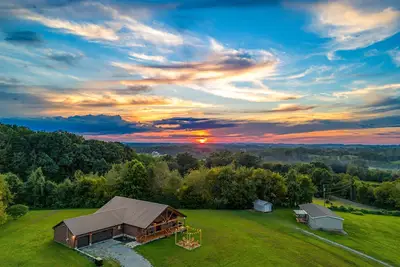 Image de Idyllic cabin w/ hot tub, game tables, fireplace, & free attraction tickets