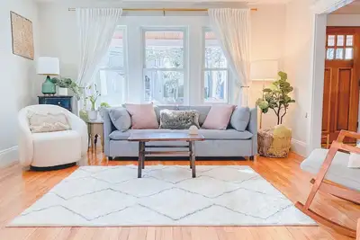 Image de Comfy, Stylish Apt. Near Uni's, Driveway