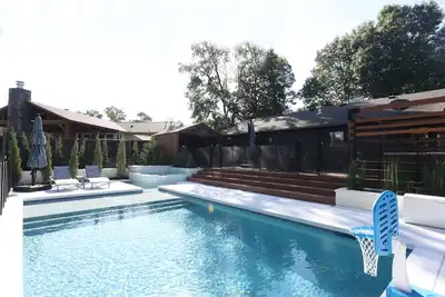 Image de Storied Cottage w/pool & hot tub