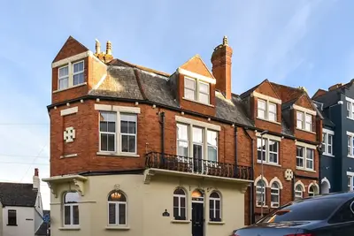 Image de We adore this stylish celebration home set a few steps from the golden sands of the Swanage beach.