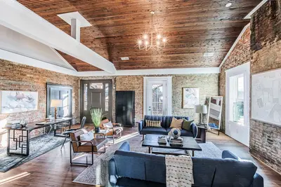 Image de Enjoy Beautiful Historic Franklin Here!
