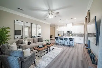 Image de Large Conference Room|Pet Ok|Private Yard|Gated