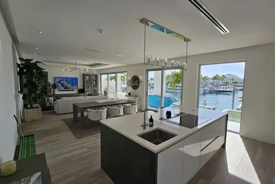 Image de One Marina at Palm Cay. Rarely available 4 br / 3. 5 bath condo. Waterfront!