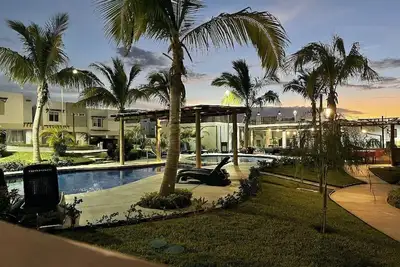 Image de New-Promo-Family-Pool-Gated-Sleeps 10-Near Beach
