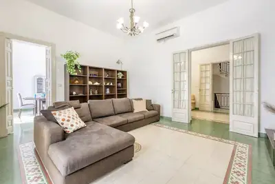 Image de Enormous luxury 3-storey townhouse, rooftop Egas1-1