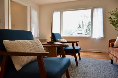 Image de Stylish 2br/2ba Retreat w/Ac – Steps to All-Star Village, Sleeps 7 w/Large Den