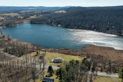 Image de Remodeled Lakefront retreat! Summertime is coming! Come relax by the lake! !