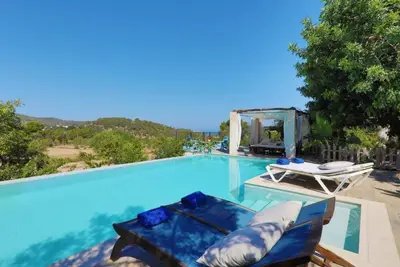 Image de Maison de vacances \"Casa Ibicenca Can Chinchó\" avec vue sur la montagne, piscine privée et Wi-Fi