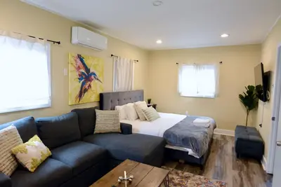 Image de Cozy Rear Nook with Gazebo • Pet friendly • Tesla Charger • A few minutes from the Airport