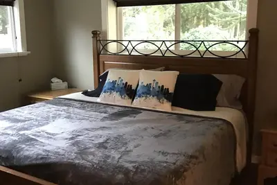 Image de Cozy Quiet Family home across the street from Shoreline Park