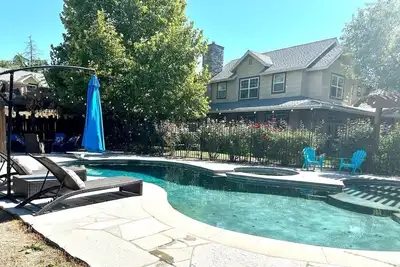 Image de 5br/3. 5ba Estate Sleeps 10 w Pool, Jacuzzi, Playground, Game Room, fire pit