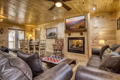 Image de Hilltop Hideaway - 3 Bedroom 2 Bath - Private!