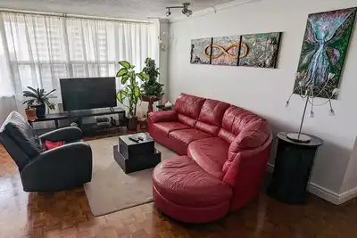 Image de Two bedroom w/ free parking - close to subway