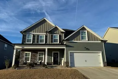 Image de Newly built home with modern decor and spacious rooms for entertaining!