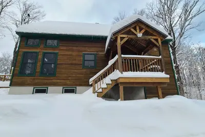 Image de Post and Beam Style house w/ Hot Tub - Minutes to Mt. Snow/Golf/Bars/Restaurants