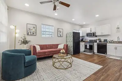 Image de Warm & Cozy 2br/1ba, 5 minutes to White Rock Lake!