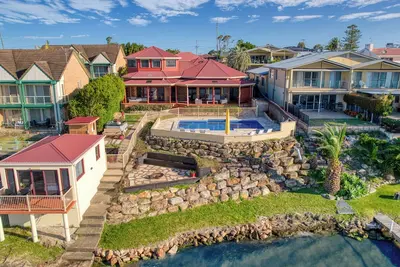 Image de Amara - Toukley lake Front, 10 min drive to beach, sleeps 28