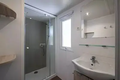 Image de Mobil-home | Classic Xl | 3 Ch. | 6 pers. | Terrasse surélevée | A/C | Tv