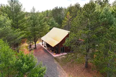 Image de Brand New Cabin in the Pines w Private Lake