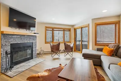 Image de Two-Bedroom Condo with Stunning Views and Prime Location A4