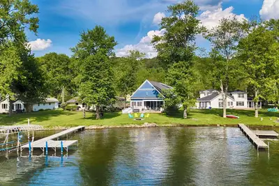 Image de Blue Skies - Gather Your Gals and Enjoy the Perfect Galentine's Day Stay!