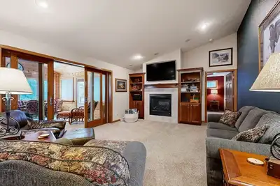 Image de Lakefront home with  grill, firepit, pool table, jetted tub