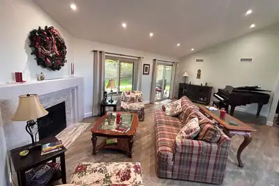 Image de 3 Bedroom Enchanting Retreat- Upscale neighborhood near shopping and dining.