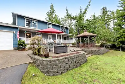 Image de Amazing family retreat w/ game room, firepit, private hot tub, & tranquil views