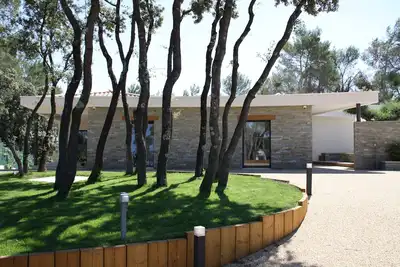 Image de Villa 300 M2, dans la pinède, avec salle de jeux et piscine et à 30mn des plages